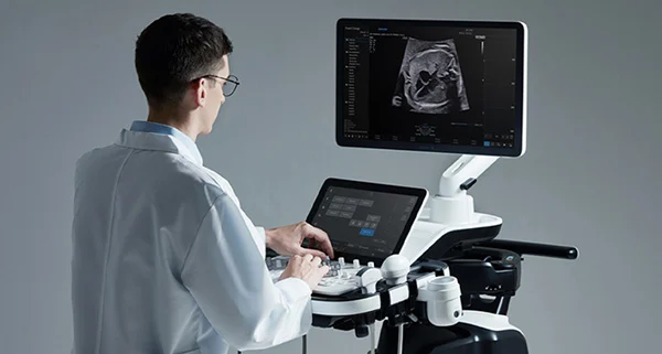 Equipamento Samsung Hera W10 em sala de exame da FetaUS